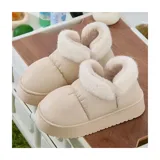 Pantuflas botitas color beige con diseño acolchonado, plataforma gruesa y cuello de corderito sintético blanco.