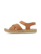 Sandalia de cuero nobuck color camel, con tiras cruzadas en el empeine, tira ajustable con cierre de velcro en el tobillo y suela de PVC ultraflexible.