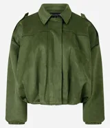 Campera bomber de gamuza sintética color terracota, con cuello clásico, cierre frontal, hombros caídos y puños ajustados.