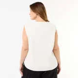 Sweater de punto sin mangas color blanco, con cuello redondo y botones metálicos decorativos en el lateral.