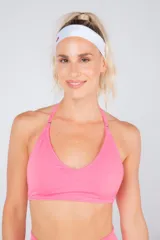Top deportivo rosa con tiras regulables y desmontables para usarlo de tres formas distintas.