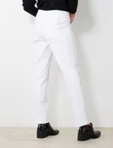 Jegging elastizado blanco, de corte recto, con pretina ancha elastizada, bolsillos delanteros simulados y bolsillos traseros aplicados.