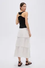 Falda midi blanca de viscosa con diseño de múltiples volados en capas.