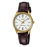 Reloj analógico Casio con caja redonda de acero en tono dorado, esfera blanca con índices y números 6 y 12, y correa de cuero marrón con textura de cocodrilo.