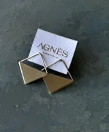 Aros colgantes de diseño geométrico en forma de rombo partido, acabado dorado.