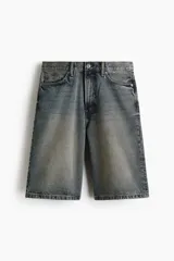 Bermuda de cinco bolsillos en denim de algodón rígido, con corte holgado, tiro caído y pierna amplia.