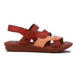 Sandalia casual de mujer marca Country, con múltiples tiras de cuero en tonos tostado, marrón y terracota, suela baja y tira ajustable en el talón.