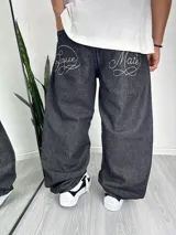 Pantalón de jean corte baggy, color gris oscuro, con diseño bordado en los bolsillos traseros.