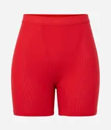 Bermuda de lencería color rojo, confeccionada en tejido de malla acanalada con cintura elástica. Presenta un diseño ajustado y cómodo, ideal para uso interior.