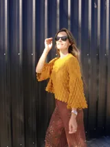 Sweater mostaza de punto con diseño de gotas en relieve y mangas acampanadas.