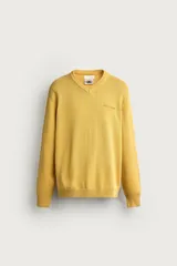 Jersey regular fit de punto tejido en hilatura de algodón, color amarillo, con cuello en V, manga larga y acabados en rib. Presenta un bordado de la marca Fruit of the Loom en el delantero.