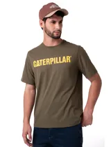 Remera verde militar Caterpillar de manga corta y cuello redondo, con el logo de la marca estampado en amarillo en el pecho.