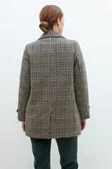 Blazer de paño con estampado a cuadros multicolor, solapas de muesca, cierre frontal con botones y mangas largas.