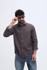 Camisa de manga larga de lino y algodón color celeste, con fit semi slim y cuello clásico.