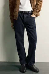 Jeans straight fit de corte recto confeccionados en denim de algodón color negro con efecto lavado. Posee diseño clásico de cinco bolsillos y cierre frontal con cremallera y botón metálico.