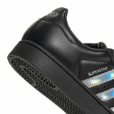 Championes Adidas modelo Superstar, color negro con las icónicas tres tiras laterales en acabado iridiscente y puntera de goma clásica.