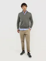 Pantalón chino de corte regular fit, confeccionado en gabardina con acabado desgastado. Presenta bolsillos laterales y traseros, con cierre de botón y cremallera.