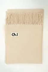 Bufanda marrón oscuro con flecos en los extremos y etiqueta blanca con el logo "CNI" en negro.
