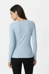 Remera de manga larga y cuello redondo, de corte clásico y ajuste entallado.