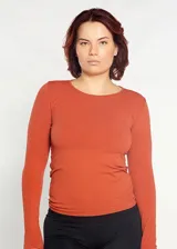 Camiseta de manga larga color ladrillo, de microfibra y tejido grueso, sin costuras.