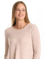 Buzo de tejido soft color beige con textura jaspeada, cuello redondo, mangas tres cuartos con detalle de botones en los puños y tajos laterales en el ruedo.