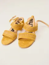 Sandalias de gamuza color bordó con taco bloque de charol, tiras con pespuntes artesanales en cuero y tira fina ajustable al tobillo.