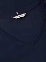 Remera de manga corta Tommy Hilfiger, color azul marino, con escote en V y logo de la marca bordado en el pecho.