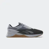 Championes de entrenamiento Reebok Nano X3, color negro y gris claro, con detalles en suela color goma. Presentan el sistema Lift and Run Chassis y espuma Floatride Energy.