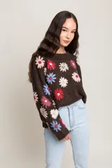 Sweater marrón de mohair con cuello redondo y flores bordadas a mano.