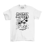 Remera blanca de manga corta con estampado frontal en negro de Mickey Mouse en la escena de Steamboat Willie.