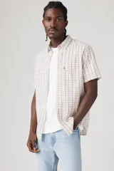 Camisa de manga corta a cuadros color blanco, naranja y azul. Tiene un bolsillo en el pecho con el logo de la marca.