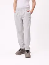 Babucha gris de algodón y poliéster, con cintura elástica, cordón ajustable y bolsillos laterales. Presenta el logo de Rusty bordado en el muslo izquierdo.