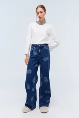 Jean wide leg de denim azul con estampado de rosas.