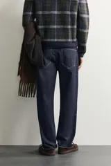 Pantalón de jean corte slim fit con efecto lavado, tiro medio, cinco bolsillos y cierre frontal con cremallera y botón.