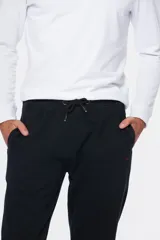 Pantalón deportivo de felpa, corte recto, con cintura elástica y bolsillos laterales.