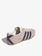 Zapatillas Adidas Tokyo color rosa con las tres tiras laterales en azul marino.