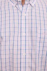 Camisa de corte clásico con estampado de cuadros en tonos rosados y celestes, con cuello abotonado, manga larga y bolsillo frontal con detalle bordado.