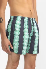 Short de baño negro con estampado de flores verdes y celestes, cintura elástica con cordón regulable, bolsillos laterales y trasero con cierre, suspensor de malla fina hipoalergénico.