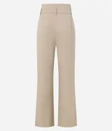 Pantalón de vestir color beige, de corte recto, con trabillas en la cintura y cinturón incorporado.