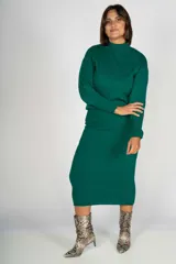 Conjunto de dos piezas de punto color verde, compuesto por un sweater de cuello alto y manga larga con puños ajustados, y una falda midi de corte recto con textura acanalada.
