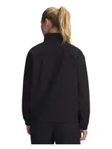 Campera deportiva Under Armour de cierre completo, confeccionada en tejido técnico elástico con tecnología UA Storm que repele el agua. Presenta cuello alto, hombros caídos, bolsillos laterales con cierre y puños elásticos.