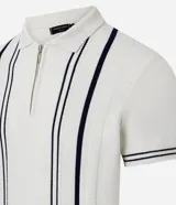Camisa polo de punto color crema con rayas verticales azul marino, cierre de cremallera, cuello polo y mangas cortas con ribete a juego. Corte slim fit.