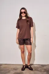 Remerón oversize marrón de viscosa con detalles de brillos sutiles, cuello redondo y mangas cortas.