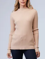 Buzo azul de tejido de punto con textura acanalada, cuello alto y mangas largas.