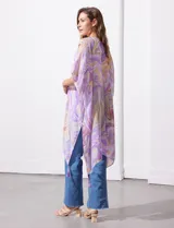 Kimono abierto con diseño de estampado marmolado en tonos violeta, lila y beige, confeccionado en tejido ligero y fluido.