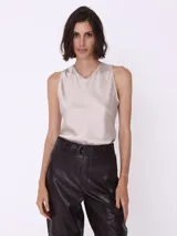 Remera básica de raso color visón, sin mangas y escote en V.