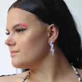 Par de aros colgantes con forma de rayo color verde brillante.