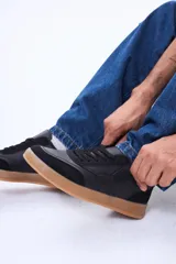 Championes urbanos de diseño minimalista, con cuerpo en color blanco, detalles en gamuza sintética color beige y suela de goma color caramelo.