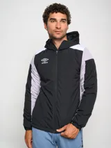 Campera deportiva Umbro con capucha, cierre frontal y bloques de color. El cuerpo principal es azul marino, los hombros son blancos y las mangas tienen paneles laterales en gris claro.