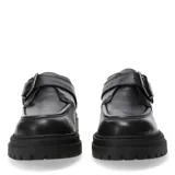 Zapato tipo mocasín de charol negro con suela track gruesa y cierre mediante hebilla metálica en el empeine.